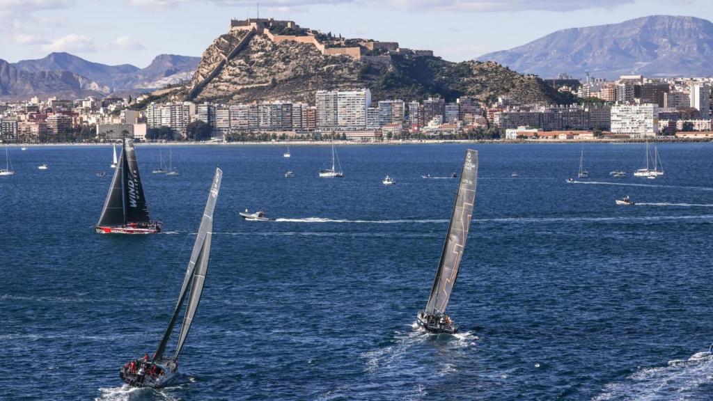 Los barcos con el castillo de Santa Bárbara al fondo.