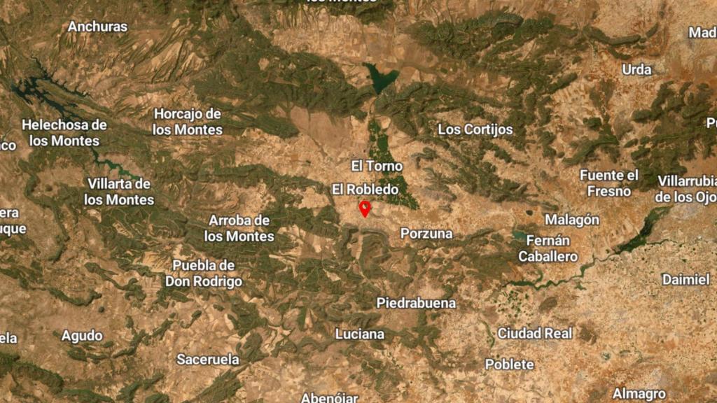 Muere un motorista tras salirse de la vía y caer por un barranco en El Robledo.