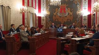Votación de los Presupuestos en el pleno ordinario de febrero del Ayuntamiento de Alicante.