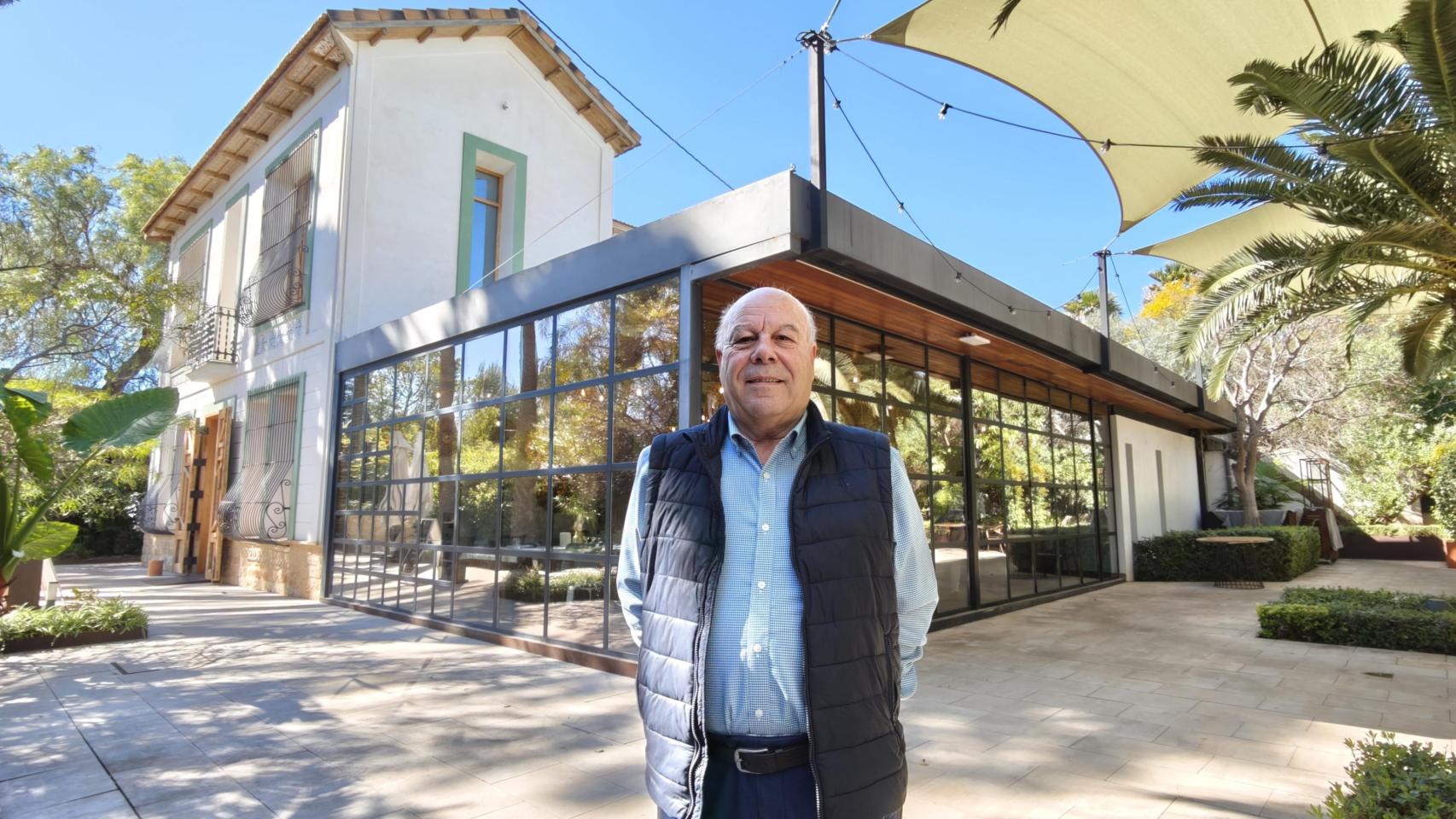 Francisco Javier Ruiz, frente a su restaurante Finca Santa Luzia, este febrero.