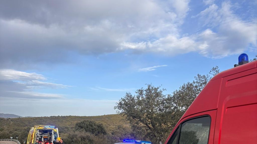 Una ambulancia medicalizada de Sacyl en el lugar del accidente