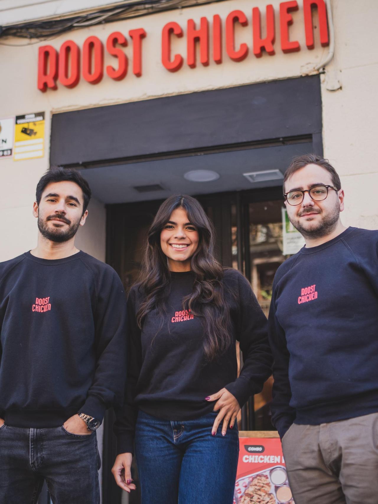 Juan Pablo Rubio, Oriana Oropeza y Pedro Rodríguez, fundadores de Roost Chicken, en su último local, ubicado en La Latina.