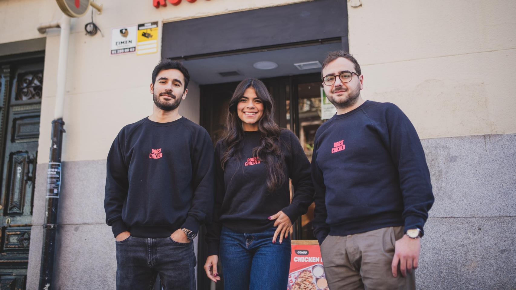 Juan Pablo Rubio, Oriana Oropeza y Pedro Rodríguez, fundadores de Roost Chicken, en su último local, ubicado en La Latina.