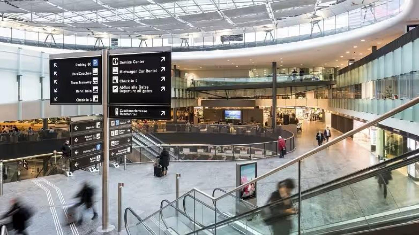 Interior del aeropuerto de Zurich.