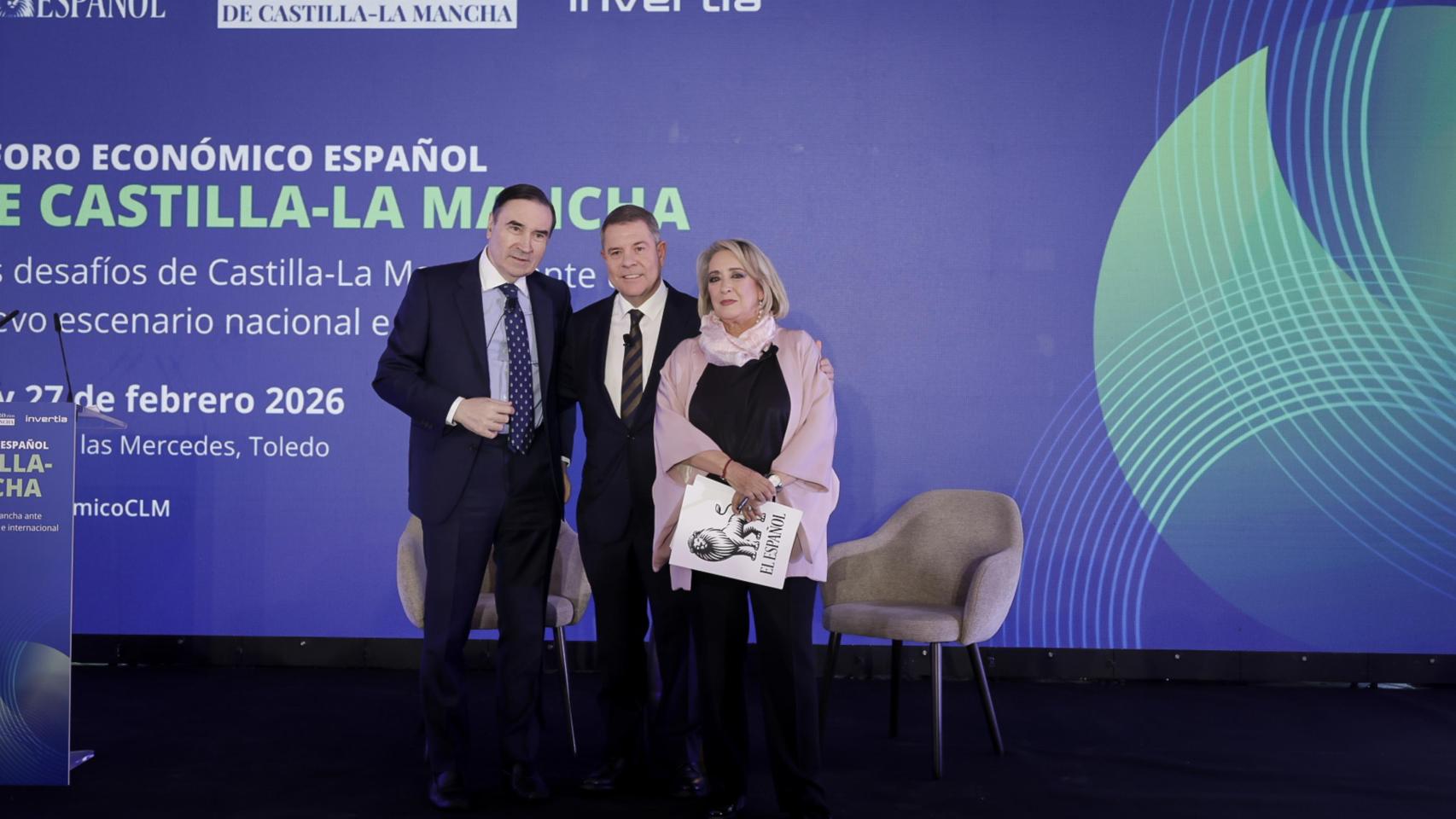 De izquierda a derecha; Pedro J. Ramírez, presidente ejecutivo y director de EL ESPAÑOL; Emiliano García-Page Sánchez, presidente de la Junta de Comunidades de Castilla-La Mancha; y Esther Esteban, presidenta ejecutiva de EL ESPAÑOL de Castilla-La Mancha; en la inauguración del V Foro Económico Español de Castilla-La Mancha 'Los desafíos de Castilla-La Mancha ante un nuevo escenario nacional e internacional'.