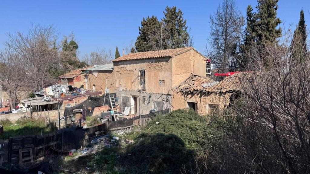 Fachada exterior de la vivienda incendiada.