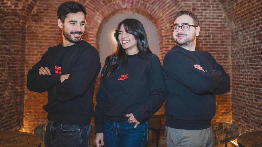 Juan Pablo Rubio, Oriana Oropeza y Pedro Rodríguez en Roost Chiken.