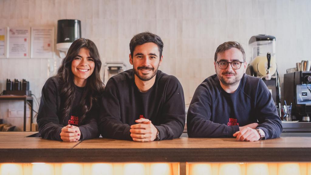 Juan Pablo Rubio, Oriana Oropeza y Pedro Rodríguez en la barra de Roost Chicken La Latina.