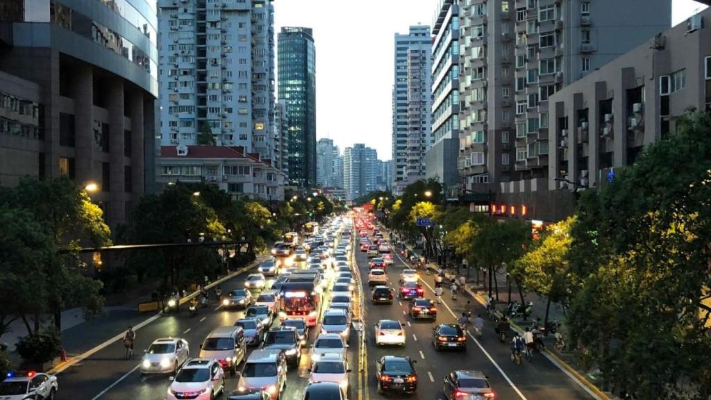 Vehículos en una carretera en una ciudad