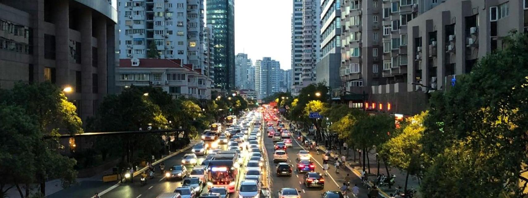 Vehículos en una carretera en una ciudad