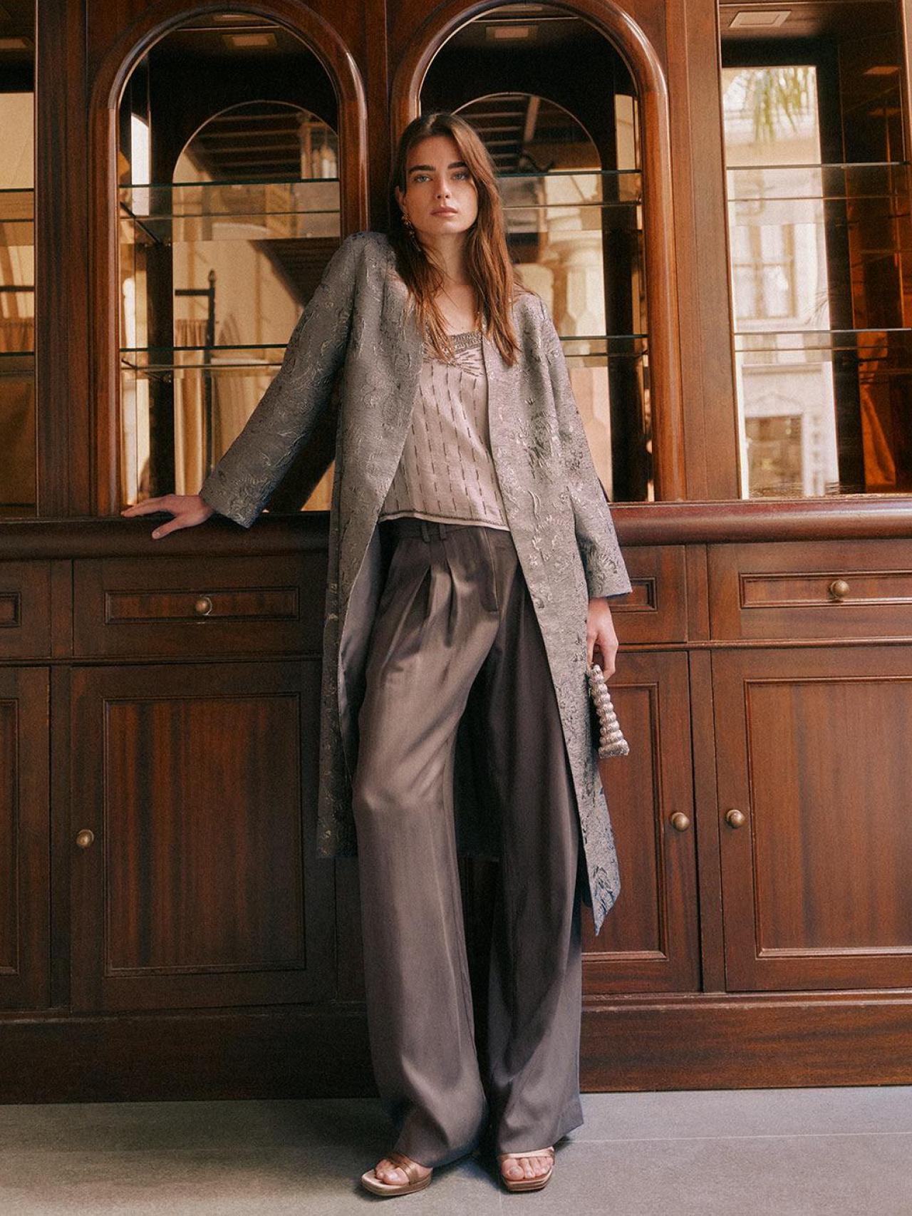 Kimono jacquard plateado.