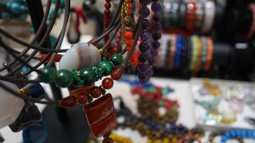 Joyas en un puesto artesanal