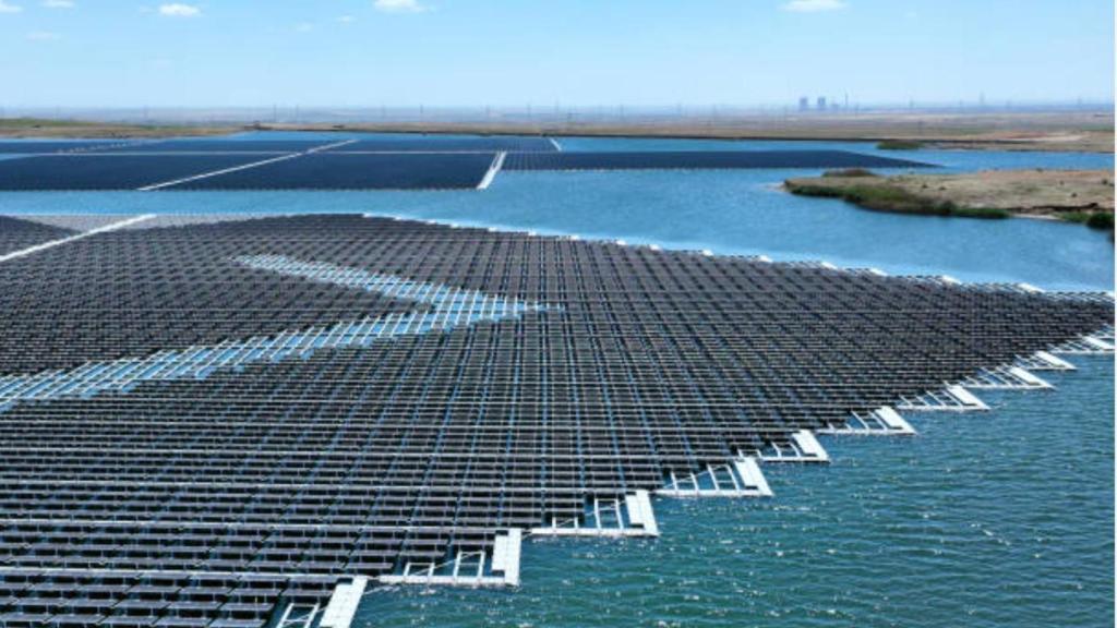 Lago con placas solares.
