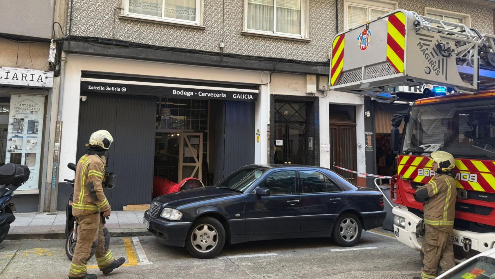 Los bomberos de A Coruña acuden a comprobar una cervecería tras un incendio.