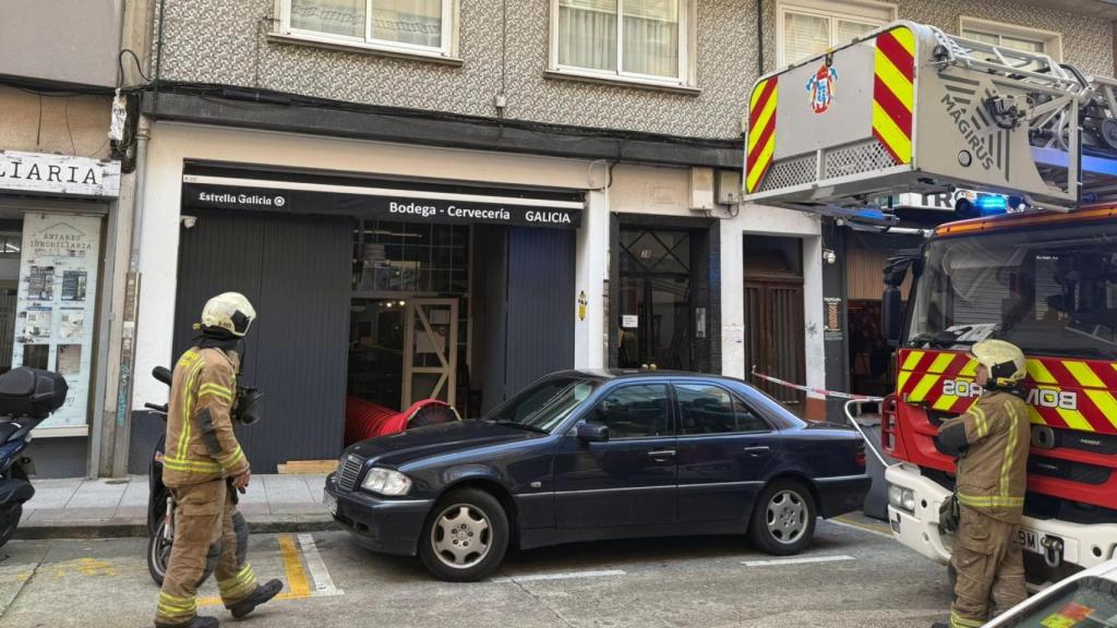 Los bomberos de A Coruña acuden a comprobar una cervecería tras un incendio.