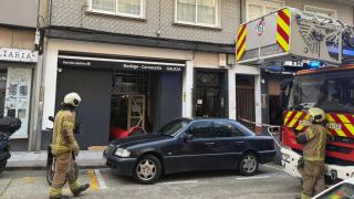 Los bomberos de A Coruña acuden a comprobar una cervecería tras un incendio.