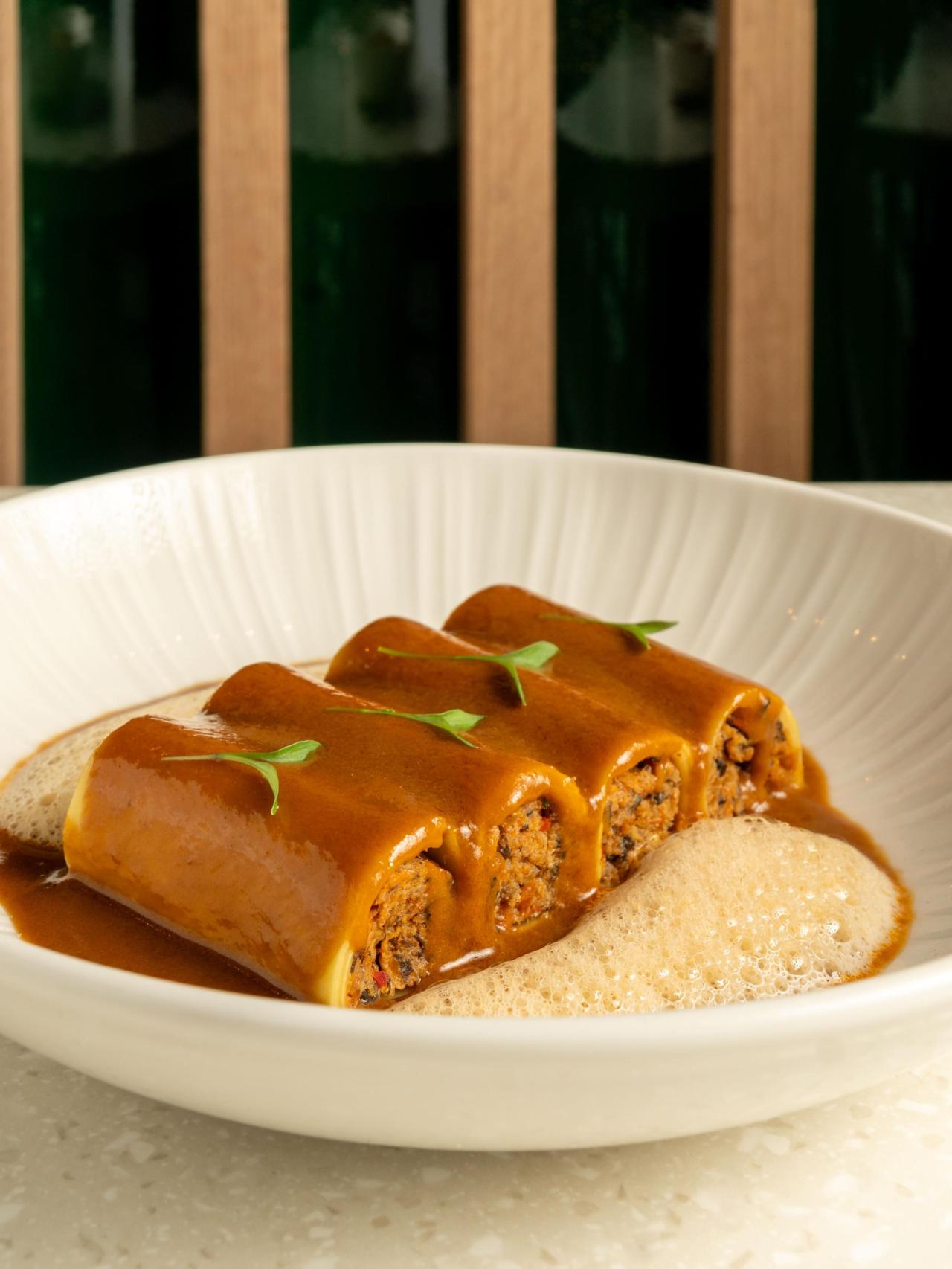 El canelón de txangurro es el plato estrella de Almara.
