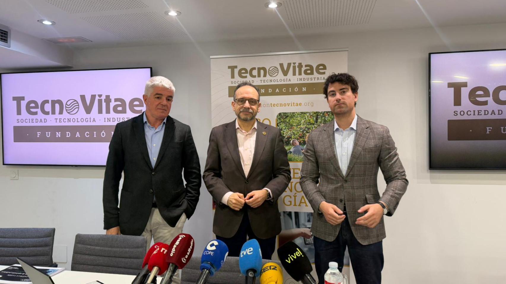 José López (BeConfluence), Javier Escribano (Fundación Tecnovitae) y Álvaro Garrido (BeConfluence) este jueves en Valladolid para presentar el informe
