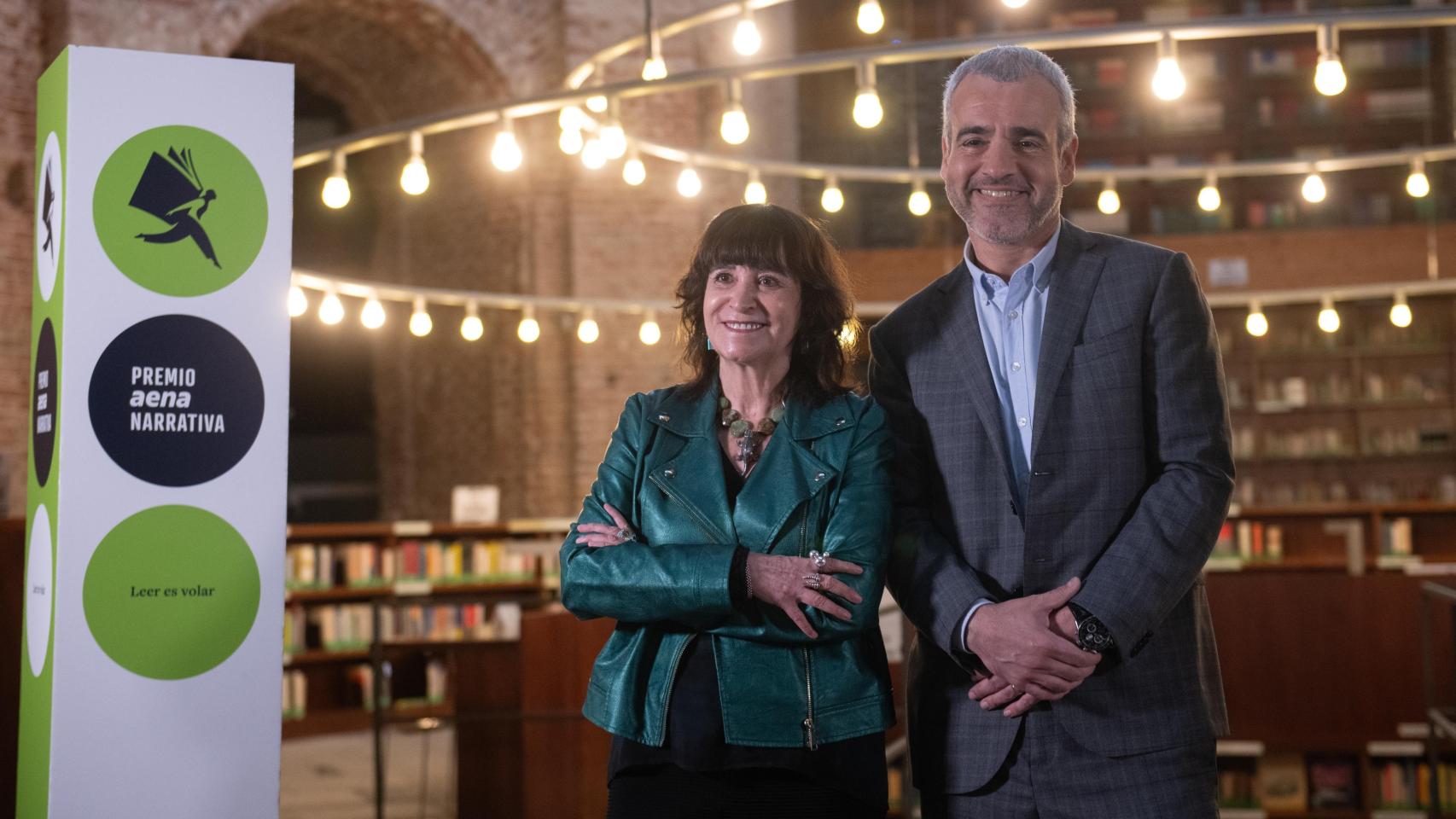 La escritora y periodista Rosa Montero y el presidente y consejero delegado de Aena, Maurici Lucena, durante un encuentro literario en la Biblioteca Escuelas Pías de UNED, a 26 de febrero de 2026, en Madrid (España). Foto: Fernando Sánchez / Europa Press