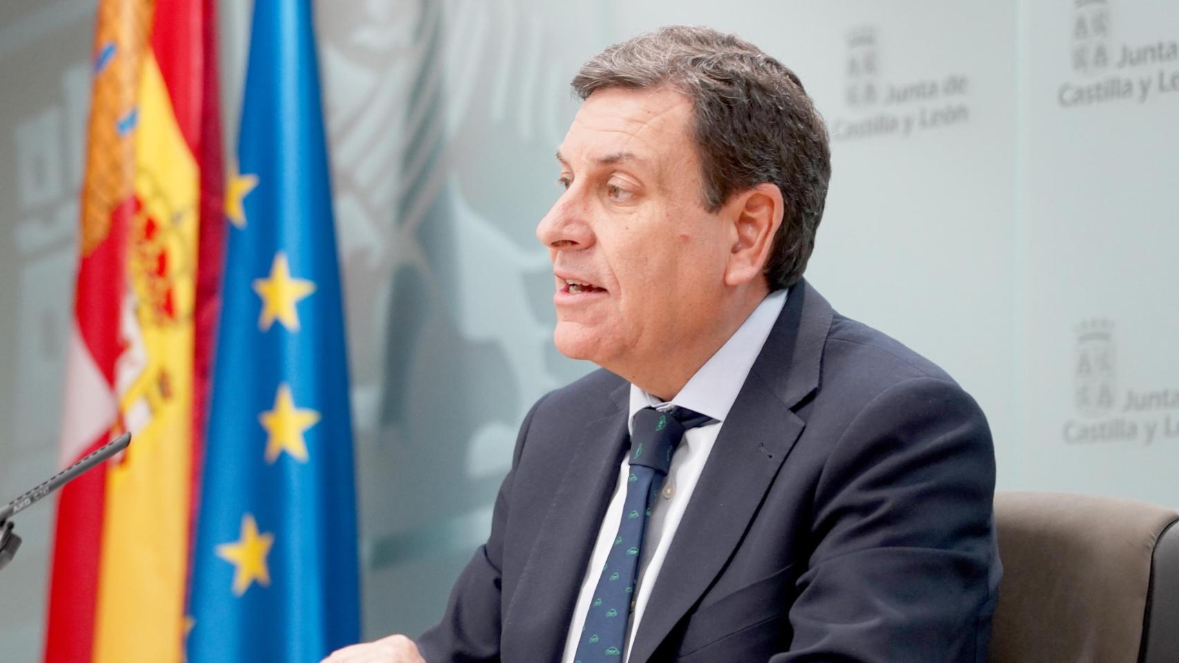 El consejero de Economía y Hacienda y portavoz, Carlos Fernández Carriedo, comparece en rueda de prensa posterior al Consejo de Gobierno