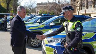 Imagen del alcalde de Sevilla, José Luis Sanz, durante la presentación de los coches.