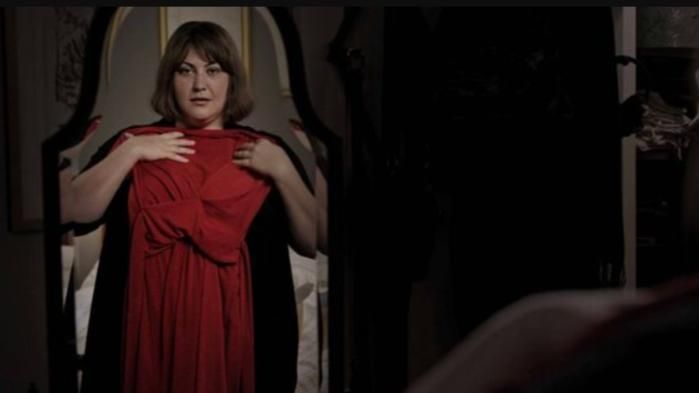 Fotograma de 'Dietland' (2018), donde se muestra la realidad de una sociedad obsesionada y limitada por los estándares de belleza.