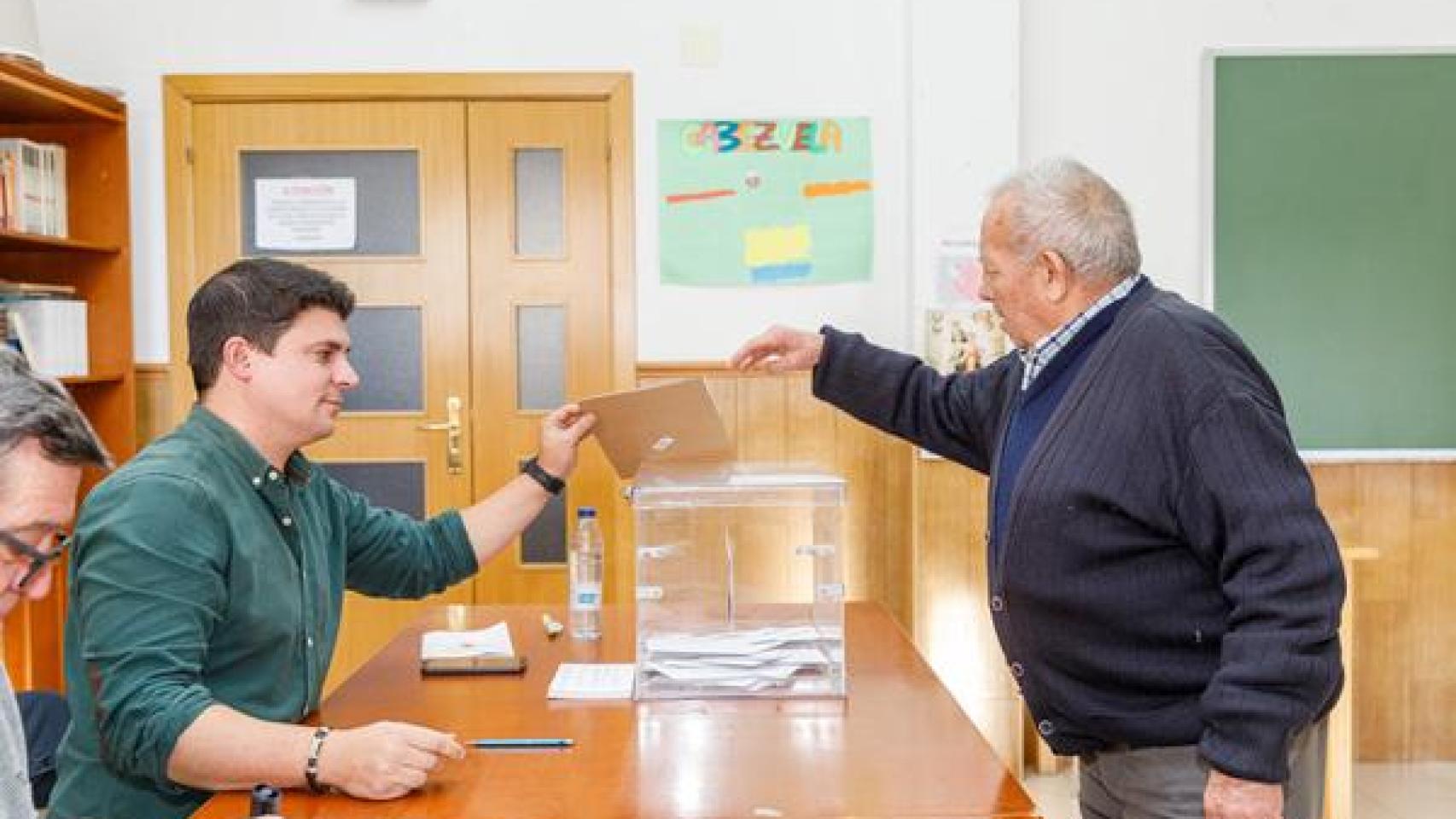 Un hombre ejerce su derecho al voto.
