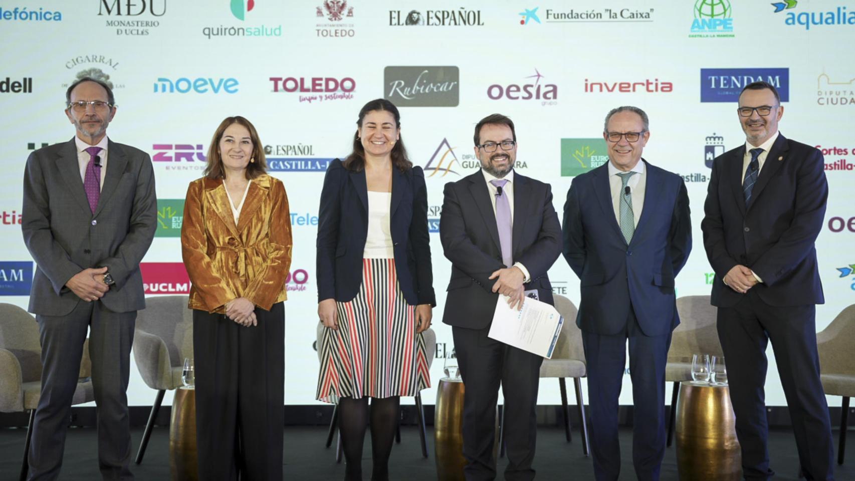 De izquierda a derecha; Isidoro Gutiérrez, managing director Chief Business Transformation Officer del Grupo Oesía; Beatriz Herranz, directora territorial centro de Telefónica (Madrid, Castilla y León y Castilla-La Mancha); Belén Linares, directora de Innovación de Moeve; Javier Ruiz, director provincial de Onda Cero Ciudad Real; Juan Alfonso Ruiz Molina, consejero de Hacienda, Administraciones Públicas y Transformación Digital de la Junta de Comunidades de Castilla-La Mancha; y Francisco José Sáez Martínez, vicerrector de Economía y Planificación Estratégica de la Universidad de Castilla-La Mancha (UCLM); en la primera jornada del V Foro Económico Español de Castilla-La Mancha 'Los desafíos de Castilla-La Mancha ante un nuevo escenario nacional e internacional'.