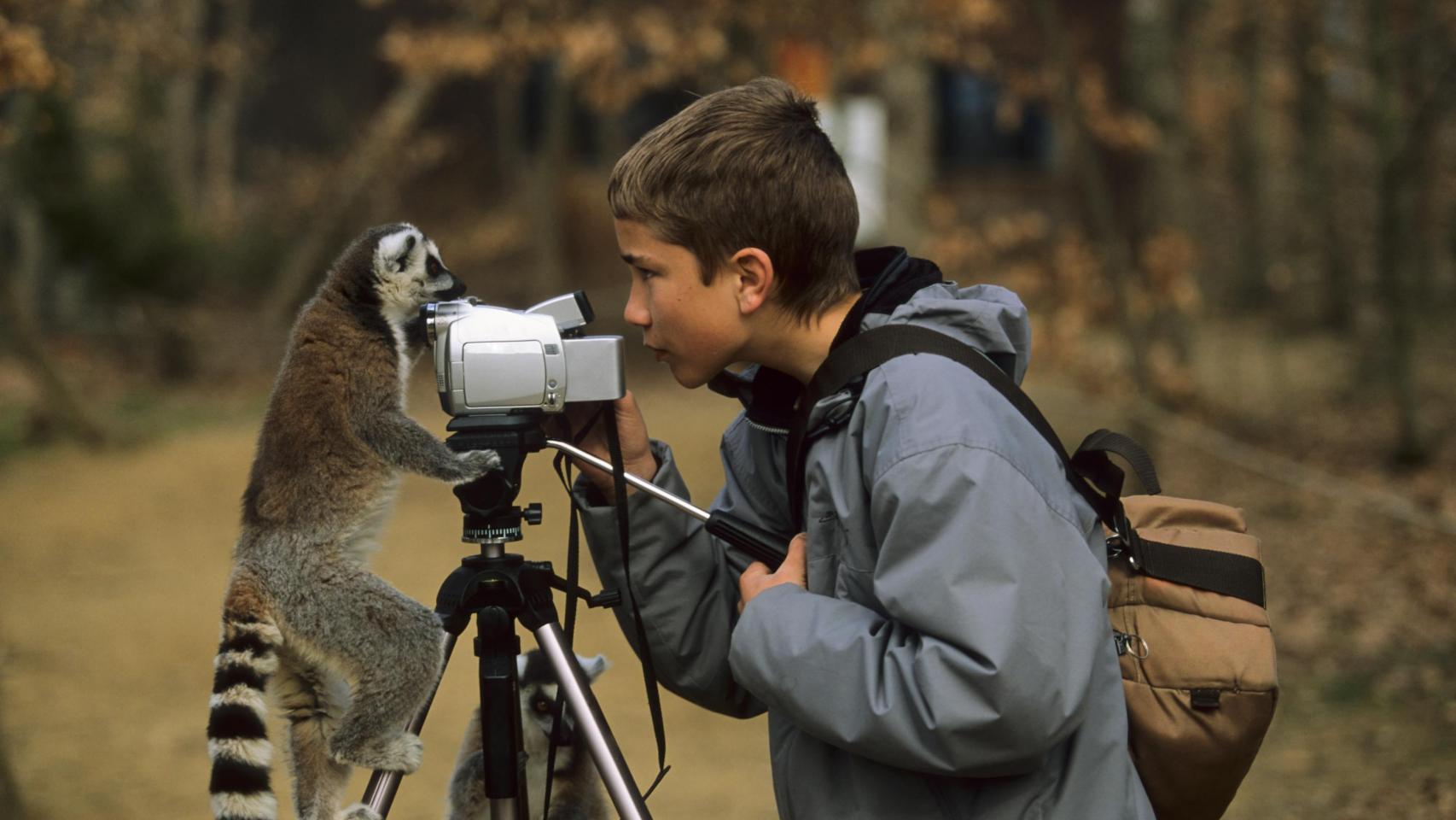Niño grabando la naturaleza.