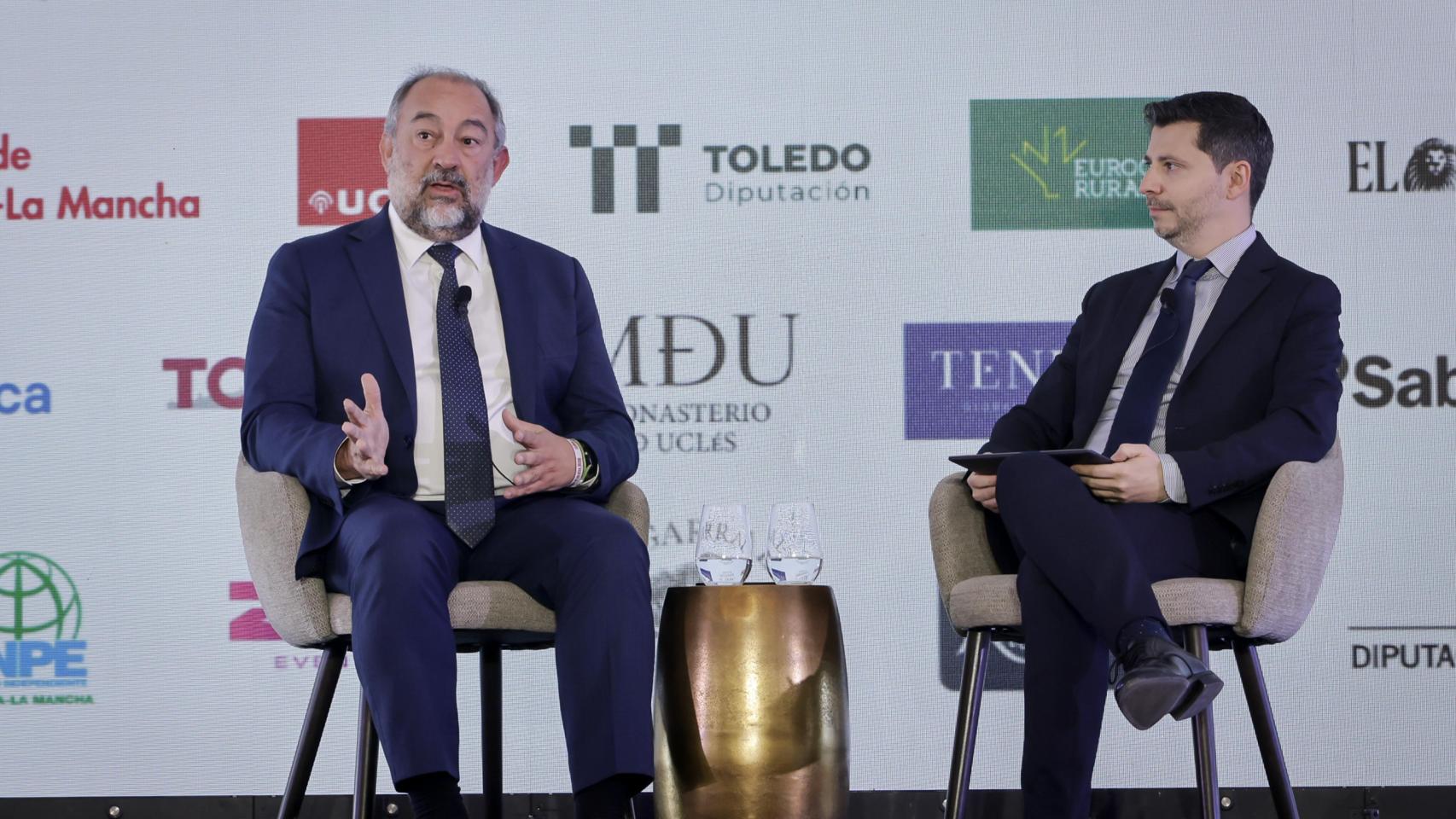 Julián Garde, rector de la UCLM, conversa con Alberto Morlanes, director de EL ESPAÑOL de Castilla-La Mancha.