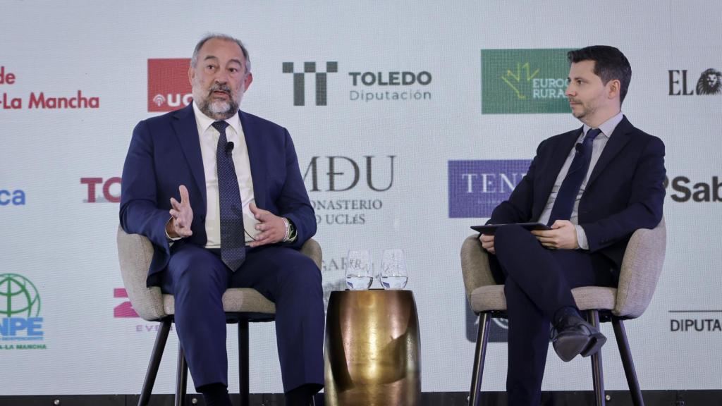 Julián Garde, rector de la UCLM, conversa con Alberto Morlanes, director de EL ESPAÑOL de Castilla-La Mancha.