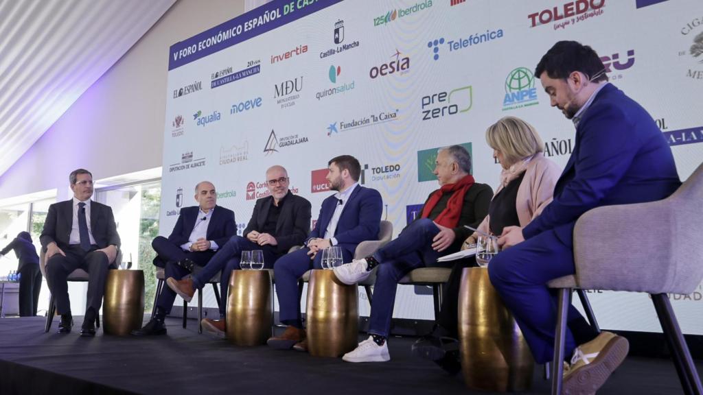 Imagen de la mesa redonda 'Inmigración, pensiones y diálogo social: asignaturas pendientes', en la primera jornada del V Foro Económico Español de Castilla-La Mancha 'Los desafíos de Castilla-La Mancha ante un nuevo escenario nacional e internacional'.