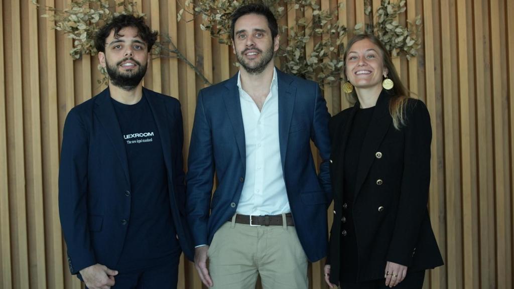 De izquierda a derecha: Paolo Fois, cofundador y CEO; Miguel Melgarejo, Head of Spain; Martina Domenicali, cofundadora y CRO de Lexroom.