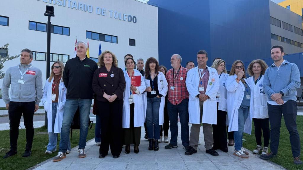 Concentración a las puertas del Hospital Universitario de Toledo.