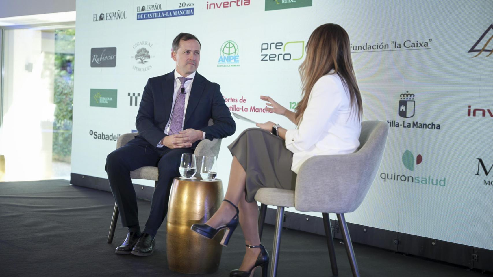 Carlos Velázquez Romo, alcalde de Toledo, durante su conversación con Isabel G. Villota, redactora de EL ESPAÑOL de Castilla-La Mancha; en la primera jornada del V Foro Económico Español de Castilla-La Mancha 'Los desafíos de Castilla-La Mancha ante un nuevo escenario nacional e internacional'.
