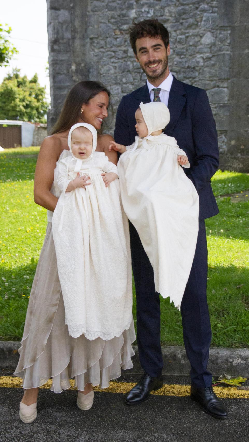 El matrimonio en el bautizo de sus mellizas.