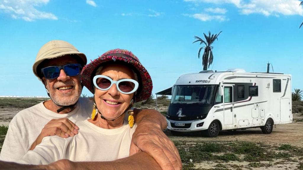 Carlos y Charo junto a su autocaravana.