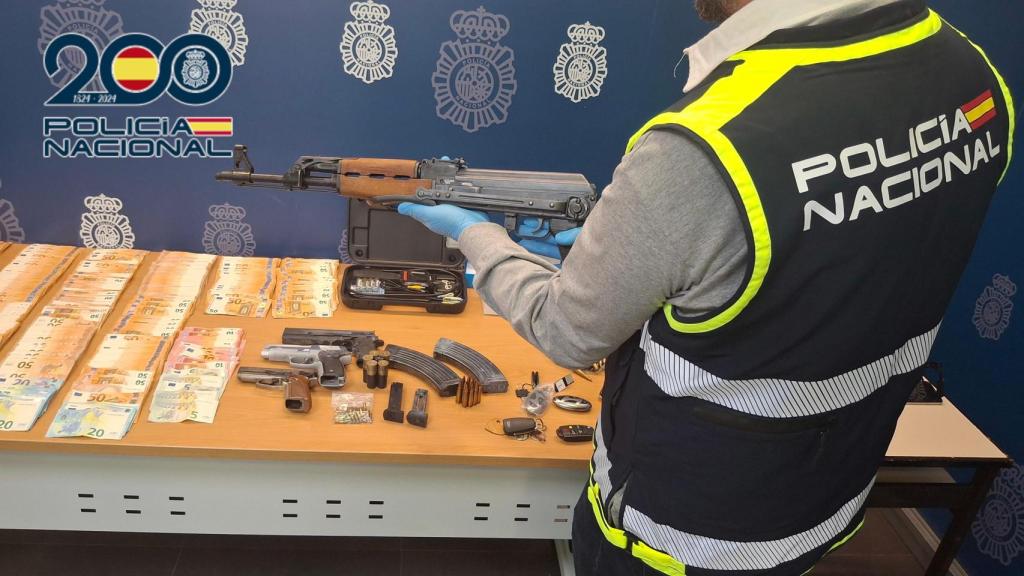 Las armas y el dinero intervenido durante la operación.