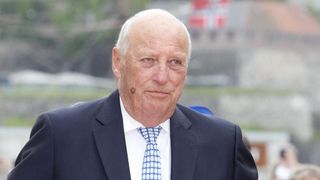 El rey Harald de Noruega recibe el alta tras su ingreso a causa de una infección y seguirá de vacaciones en Tenerife