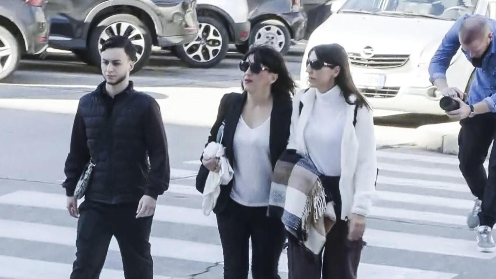 Captura de video del momento de la llegada este jueves de Juana Rivas y su hijo mayor al Tribunal de Cagliari (Italia).