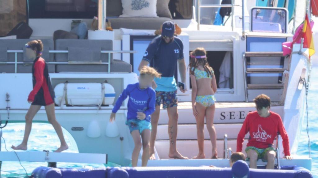 Borja Thyssen y Blanca Cuesta, de vacaciones con sus cinco hijos, en Formentera, en 2023.