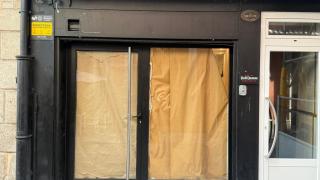 Fachada del local de la calle Olmos que próximamente ocupará La Oficina Burger