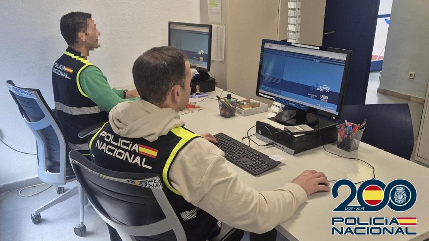 Dos investigadores de la Policía Nacional en Marbella.