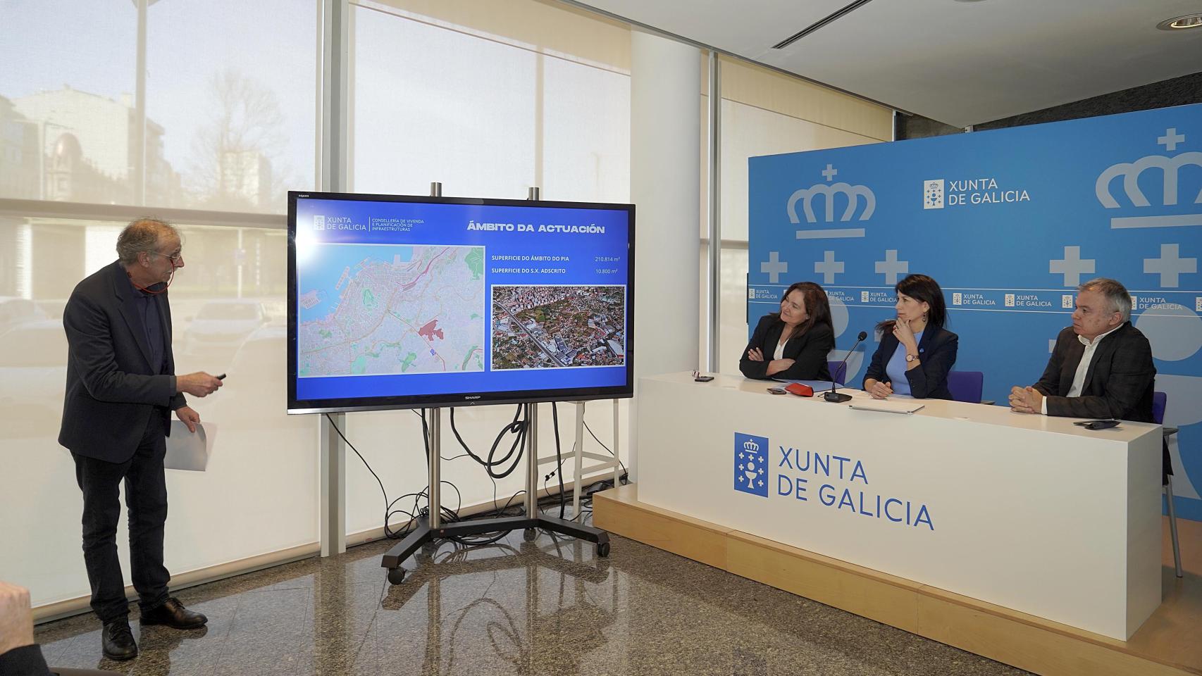 La conselleira de Vivenda e Planificación de Infraestructuras, María M. Allegue, con la delegada territorial de la Xunta, Ana Ortiz, y el secretario xeral de Vivenda e Urbanismo, Heriberto García Porto