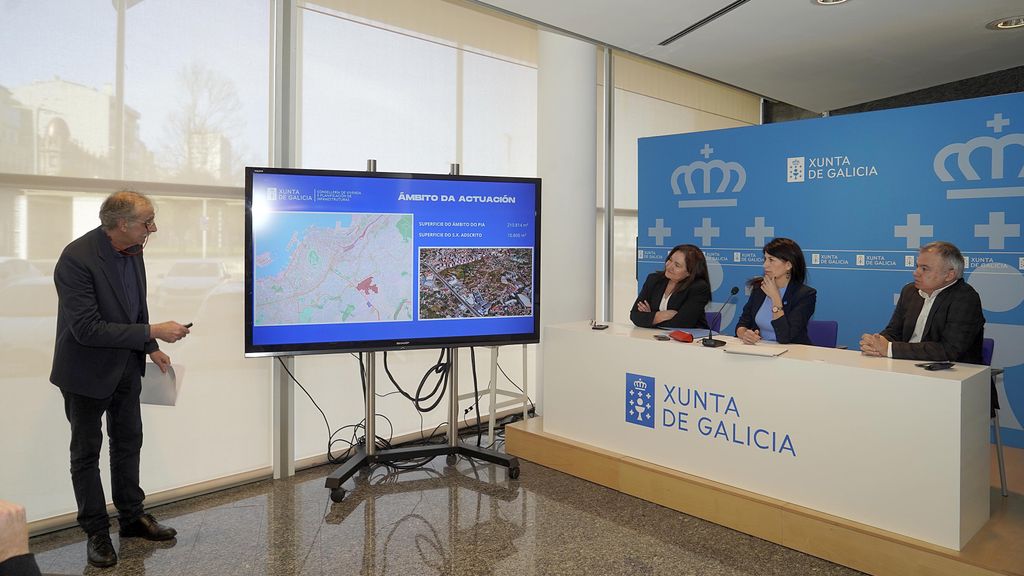 La conselleira de Vivenda e Planificación de Infraestructuras, María M. Allegue, con la delegada territorial de la Xunta, Ana Ortiz, y el secretario xeral de Vivenda e Urbanismo, Heriberto García Porto