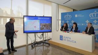 La conselleira de Vivenda e Planificación de Infraestructuras, María M. Allegue, con la delegada territorial de la Xunta, Ana Ortiz, y el secretario xeral de Vivenda e Urbanismo, Heriberto García Porto