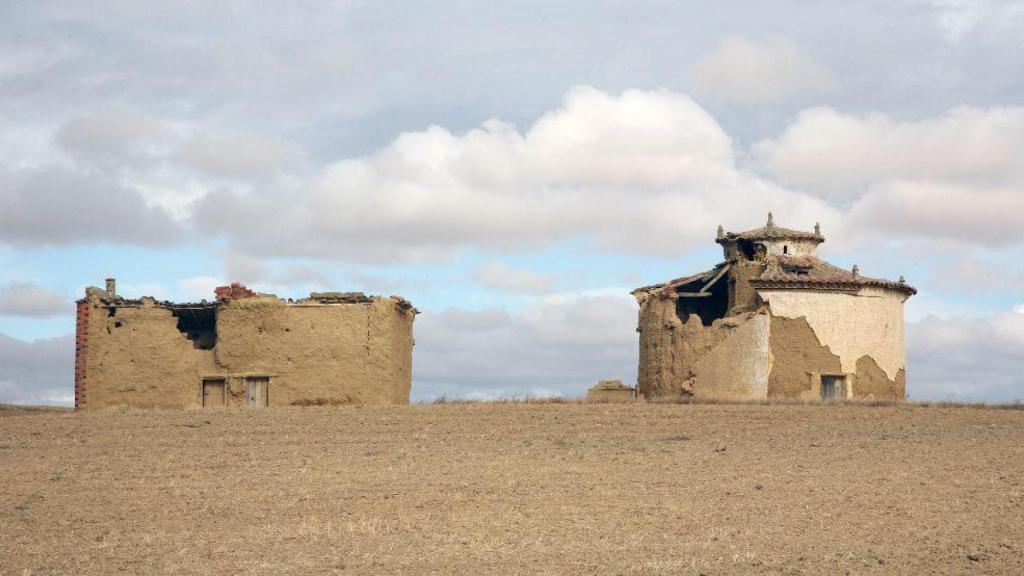 Un par de palomares en ruinas en la provincia de Palencia