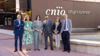 El gerente del CNIO, José Manuel Bernabé, y la ministra de Ciencia, Diana Morant, junto a otros directivos de la entidad.