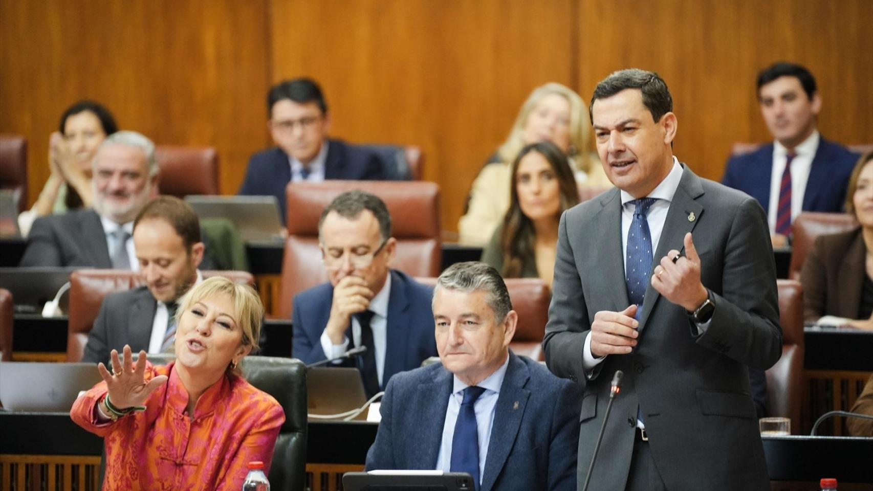 El presidente de la Junta de Andalucía, Juanma Moreno, en la sesión de control del Parlamento andaluz.