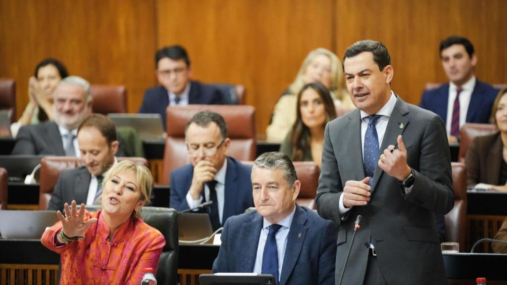 El presidente de la Junta de Andalucía, Juanma Moreno, en la sesión de control del Parlamento andaluz.